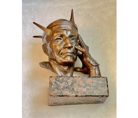 Минко В.М. Каталожная скульптура "Император", 2002г. Бронза, гранит. Высота 26 см. № 3053
