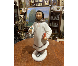 "Девочка-якутка с цветком", ЛФЗ, фарфор. 1970-1986 г.г. Автор С. Велихова. Высота 20 см. № 3869