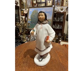 "Девочка-якутка с цветком", ЛФЗ, фарфор. 1970-1986 г.г. Автор С. Велихова. Высота 20 см. № 3869