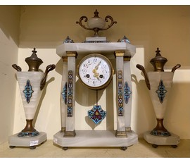 Часы каминные с двумя вазами. Бронза, камень оникс, эмали, живопись на циферблате. Франция конец 19 века. № 2873