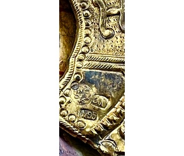 Казанская Пресвятая Богородица, 17 век. Круг Оружейной палаты. Темпера, доска, оклад (84) Размер 25х30 см. № 2067 (артикул №2067) - фото №9