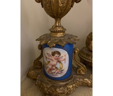 Часы каминные с двумя вазами. Бронза, золочение, фарфор Севр, живопись.Франция 19 век. № 2872 (артикул №2872) - фото №3