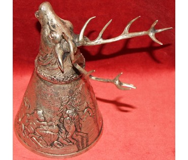 Кубок-перевертыш,украшенный головой оленя, с рельефным изображением "Охота на медведя"